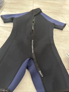 Kids Short-Sleeve One-Piece Wetsuit in Black and Navy